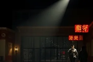 《修补月光的店》短剧封面，画面为柜台上的旧台灯与锡纸