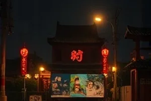 《青苔图书馆》短剧封面，画面为墙面爬满青苔的旧书架